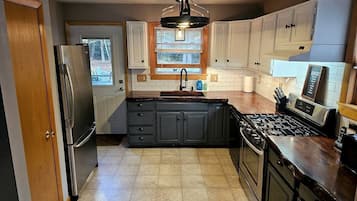 Microwave, stovetop, dishwasher, coffee/tea maker