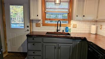 Microwave, stovetop, dishwasher, coffee/tea maker