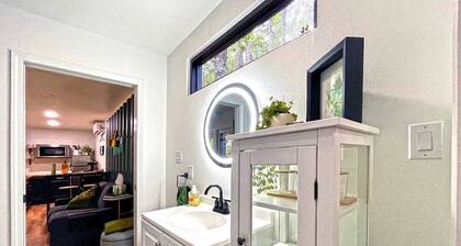 Minimalist Luxury: Fully Equipped Modern Container, Hidden Getaway near Lake Livingston, TX