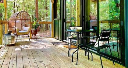 Minimalist Luxury: Fully Equipped Modern Container, Hidden Getaway near Lake Livingston, TX