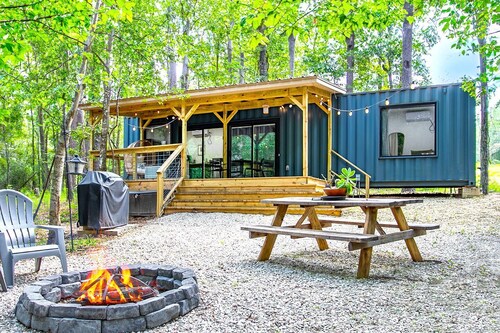 Minimalist Luxury: Fully Equipped Modern Container, Hidden Getaway near Lake Livingston, TX