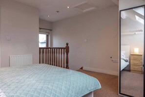 House, 2 Bedrooms - Coastal Town House Beside Train and Buses Only 5 Kilometer's From City Centre (Dublin)