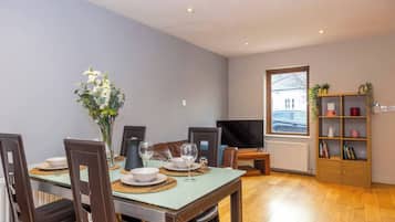 House, 2 Bedrooms | Dining room