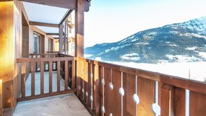 A wooden balcony with a view of snow-covered mountains. - Compact Alpine Stay for 3 in Doucy (La Léchère)