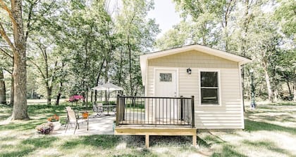 Cozy Secluded Cabin near Owensville, Missouri - Ideal for a Relaxing Glamping Getaway with Your Loved One