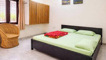 Ropa de cama hipoalergénica, escritorio y sistema de insonorización