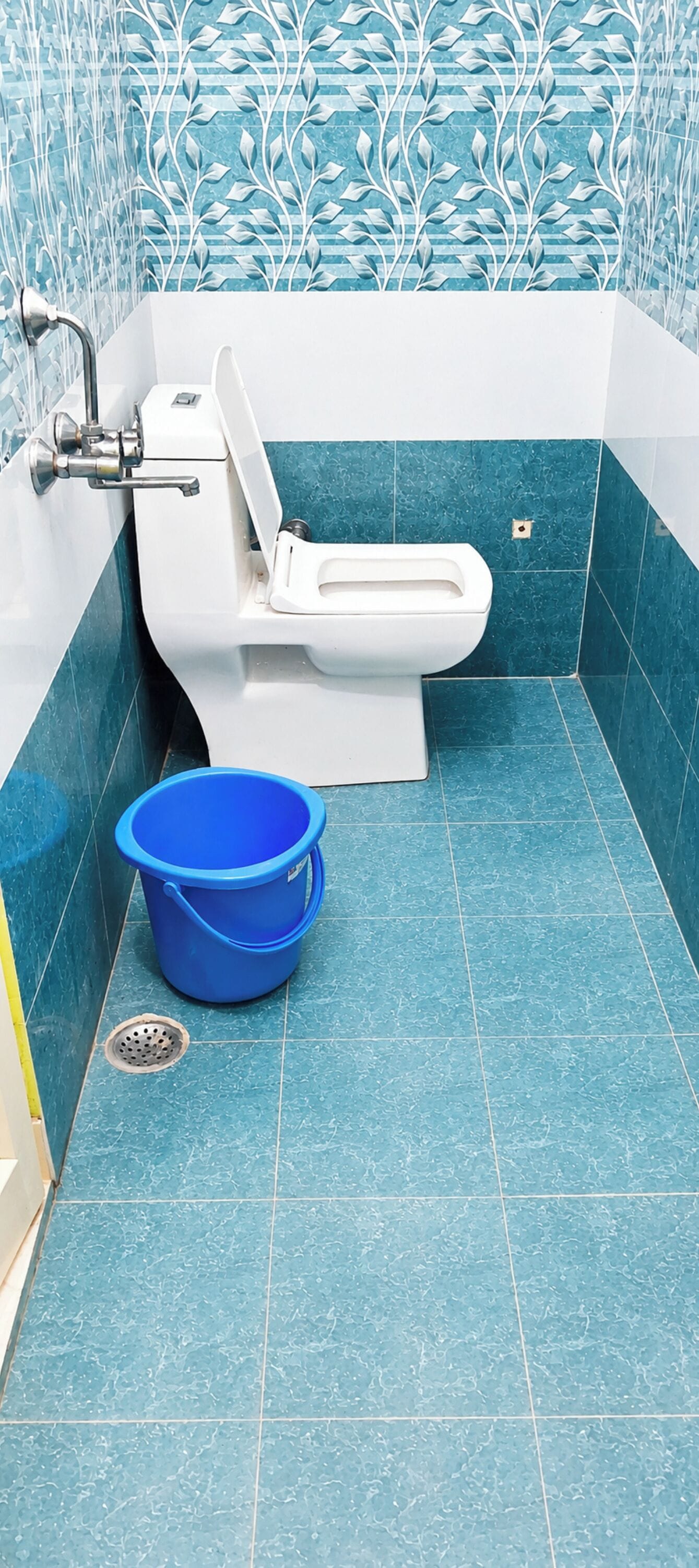 Ducha, cabezal de ducha tipo lluvia, pantuflas, toallas