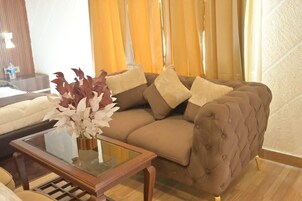 Deluxe Room | Living area