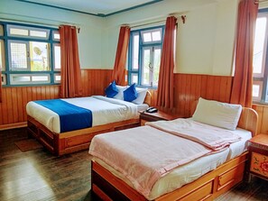 Chambre Familiale, vue ville | Bureau, Wi-Fi gratuit