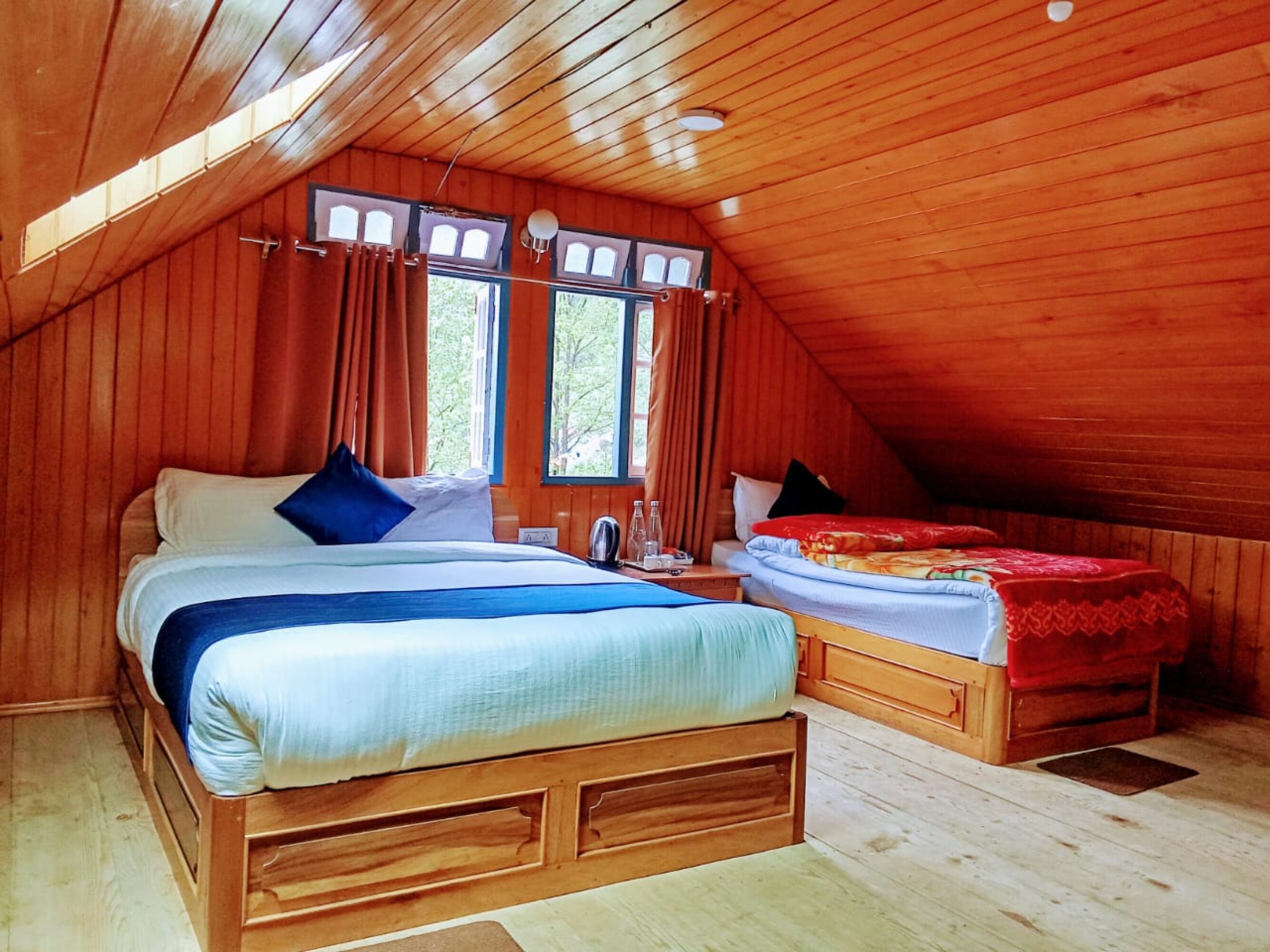 Chambre Familiale, vue ville | Bureau, Wi-Fi gratuit