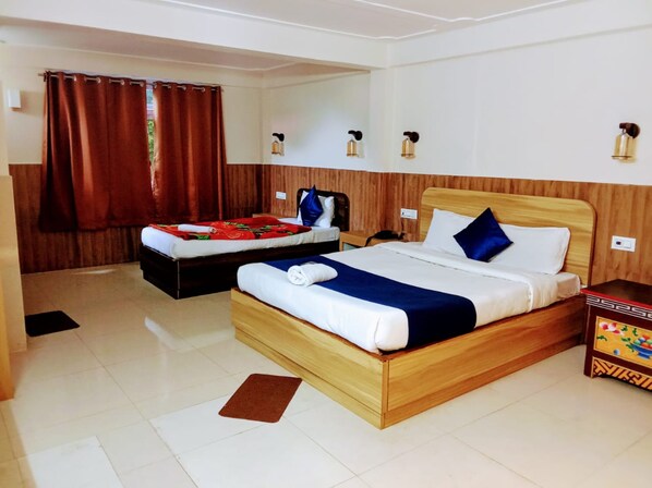 Family Room, City View | Desk, free WiFi