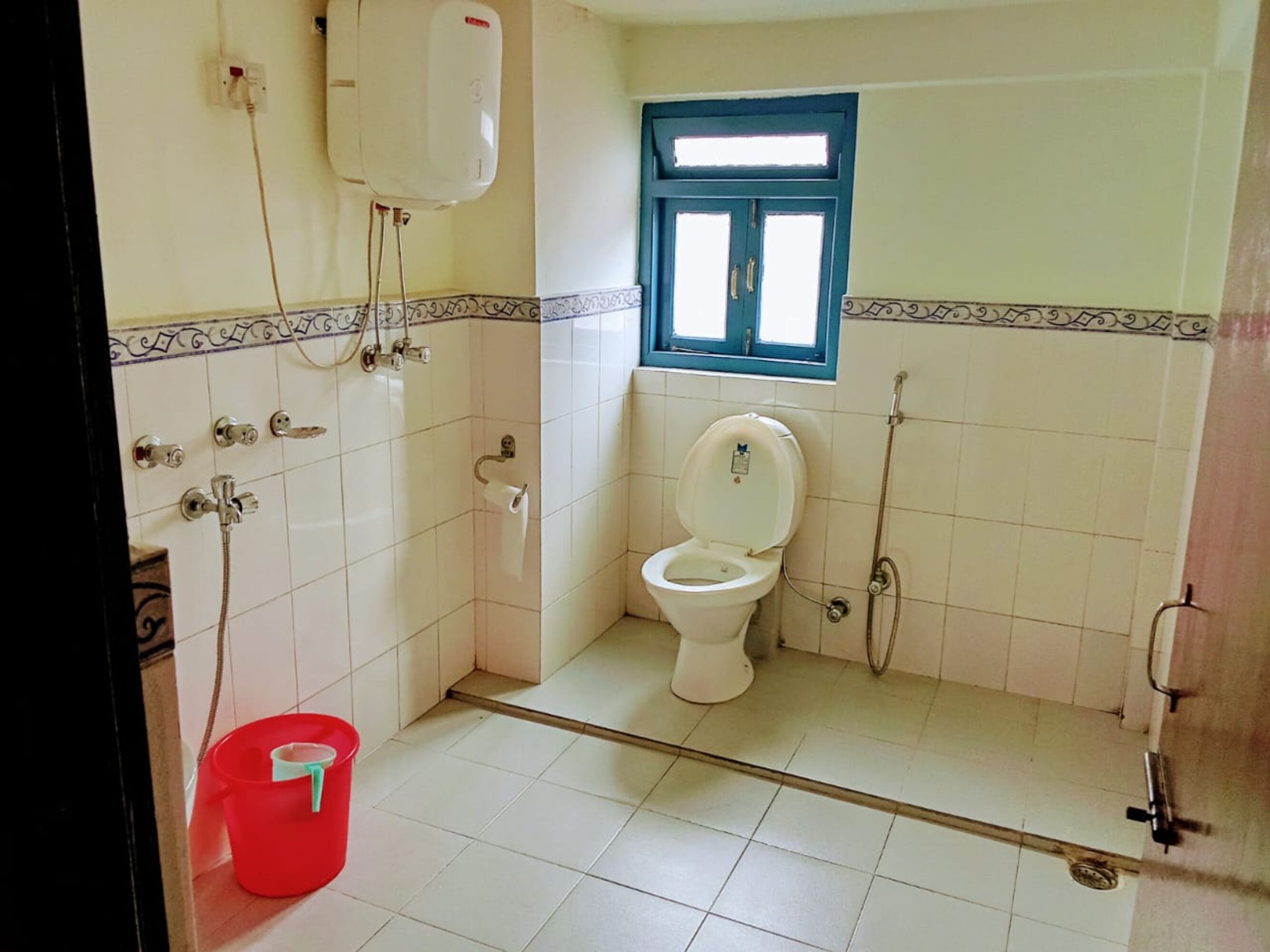 Ducha, artículos de tocador gratuitos, toallas