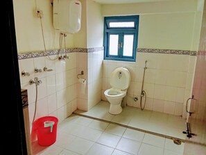 Chambre Familiale, vue ville | Salle de bain | Douche, articles de toilette gratuits, serviettes fournies