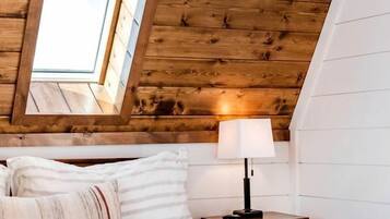 3 bedrooms, desk, travel crib, WiFi