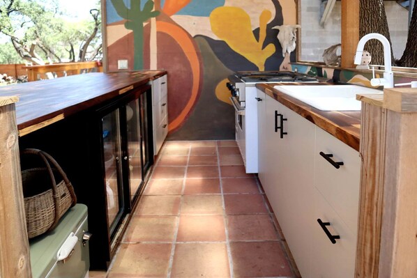 Coffee/tea maker, fridge, microwave, oven