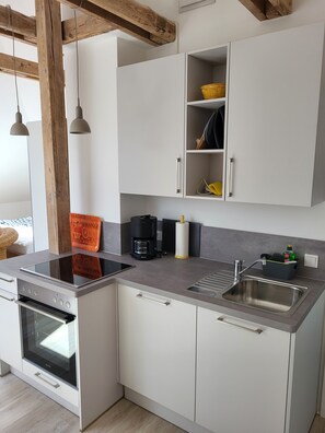 Kühlschrank, Mikrowelle, Ofen, Herdplatte