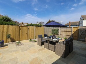 Outdoor dining - 50 Sea Road (Lymington)