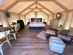 Bed sheets - Peaceful Lakefront Safari Tent with Fire Pit and Lake Views near Austin, Texas (Bastrop)