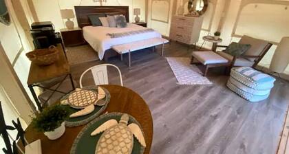 Peaceful Lakefront Safari Tent with Fire Pit and Lake Views near Austin, Texas