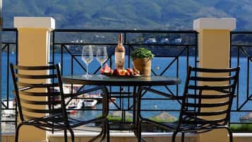 Deluxe Apartment, Sea View | Outdoor dining