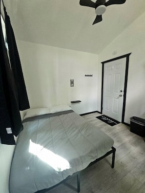 1 bedroom - Cozy Tiny Cabin Getaway with Kids Play Area, Firepit and Picnic Tables in Houston, Alaska (Houston)