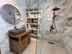 Hair dryer, towels, soap, toilet paper - Elegant 3-Bedroom villa with Pool and garden (Pereybere)