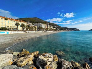 On the beach, beach towels - [Beaches 400m] Free Garage • Terrace • Smart TV (Spotorno)