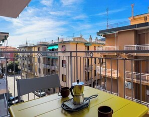 Outdoor dining - [Beaches 400m] Free Garage • Terrace • Smart TV (Spotorno)