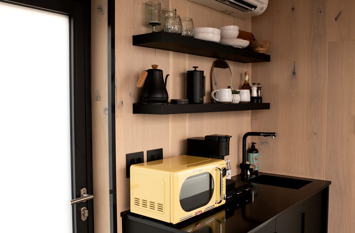 Cafetera y tetera, microondas, tetera eléctrica y tostadora 