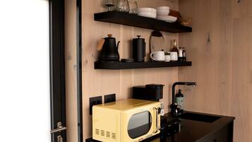 Cafetera y tetera, microondas, tetera eléctrica y tostadora
