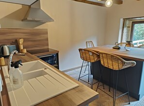 Fridge, microwave, oven, stovetop - Gîte Escapade at La Voreille: Tranquility in the Green Hills of Auvergne (Mazirat)