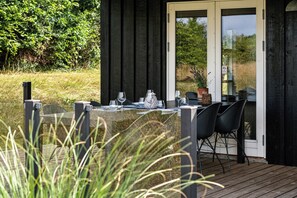 Outdoor dining - Danish summer house idyll overlooking Ebeltoft Bay (Ebeltoft)