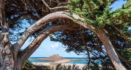 Sea view for 2, beach 100m away
