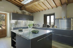 Microwave, oven, dishwasher, coffee/tea maker - Medieval church with pool in Chianti (San Casciano in Val di Pesa)
