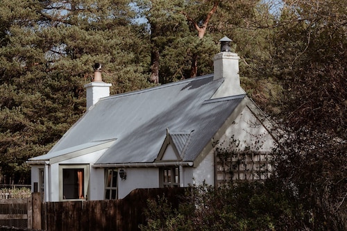 Peaceful Woodland Cottage with Sauna & Forest Trails