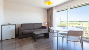 Living room - Spacious Stay for 6 Near Emerald Coast (Roz-sur-Couesnon)