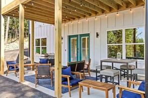 Outdoor dining - Spacious Vacation Homes with Private Hot Tubs near Chattanooga in Rossville, Georgia (Fairview)