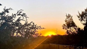 Ein Whirlpoolbereich mit Sonnenuntergang im Hintergrund.