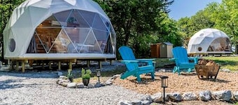 Peaceful Luxury Glamping Domes with Stargazing & Farm Retreat near Lake Access in Wolfe City, Texas
