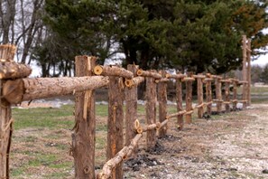 Uma cerca de madeira feita de toras e galhos.