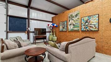 Ein Wohnzimmer mit einer Couch, einem Couchtisch und Kunstwerken an der Wand.