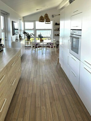 Microwave, oven, dishwasher, coffee/tea maker - Fjord-side cottage in Munkebo by the water (Munkebo)