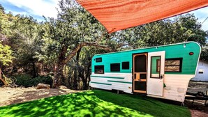 A mobile home with a door, windows, and a covered outdoor area. - Sunshine Retreat- VCT#2 Glamping in Santa Ysabel, CA (Santa Ysabel)