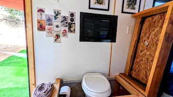 Toallas, jabón, shampoo, papel de baño