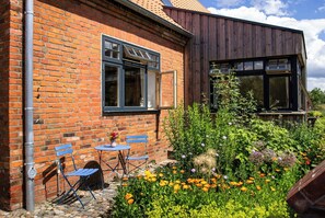 Outdoor dining - Idyllic country house between Hamburg and Berlin (Langen Jarchow)