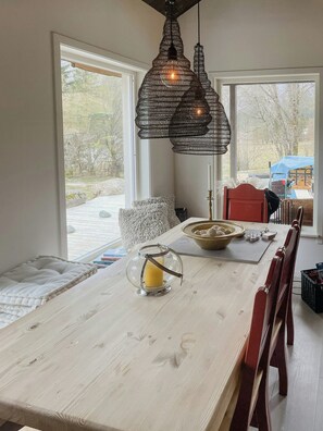 Dining - Cozy modern cabin in West Norway with view (Ålfoten)