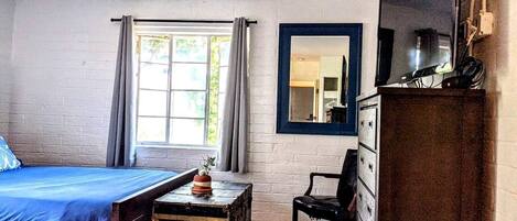 5 bedrooms, WiFi, bed sheets