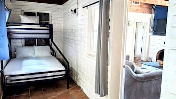 5 bedrooms, WiFi, bed sheets