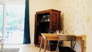 Une pièce comprenant un buffet en bois, une table à manger et une chaise.