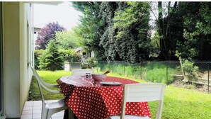 A patio with a table and chairs, a red tablecloth, a bowl, and a spoon. - 🌿Cosy studio with 4 bedrooms and private terrace not overlooked 10min from beaches (Anglet)